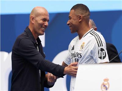زيد الدين زيدان على مدرجات سنتياجو برنابيو لمشاهدة مبارة ريال مدريد ومانشستر سيتي